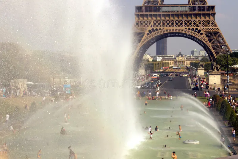 Baignade dans les fontaines du Trocadéro à Paris, avec la Tour Eiffel.